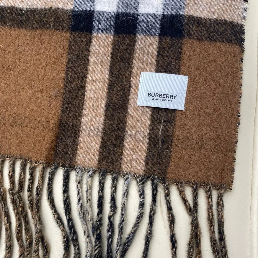 ✨Burberry scarf✨ - Picture 8 of 8